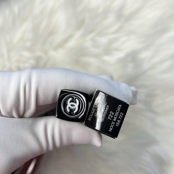 COPY - CHANEL  COCO LIP GLOSSMelted Honey This lit’s golden in color - Picture 11 of 16